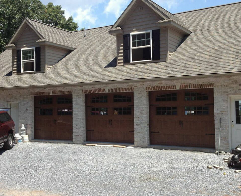 house with three garage doors